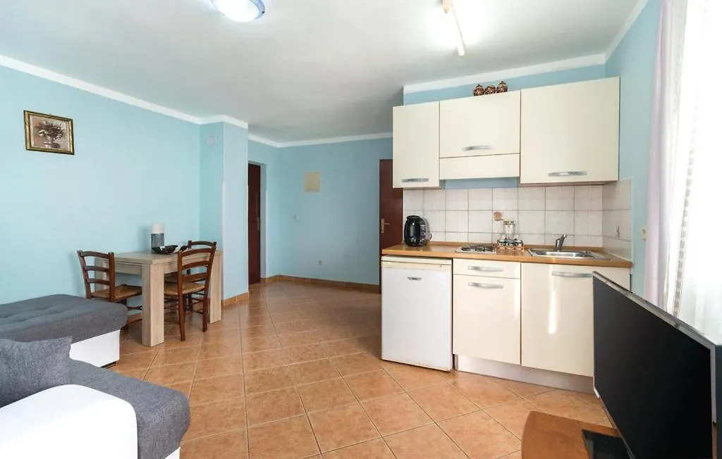 Kenan Apartmani Ližnjan 0*,